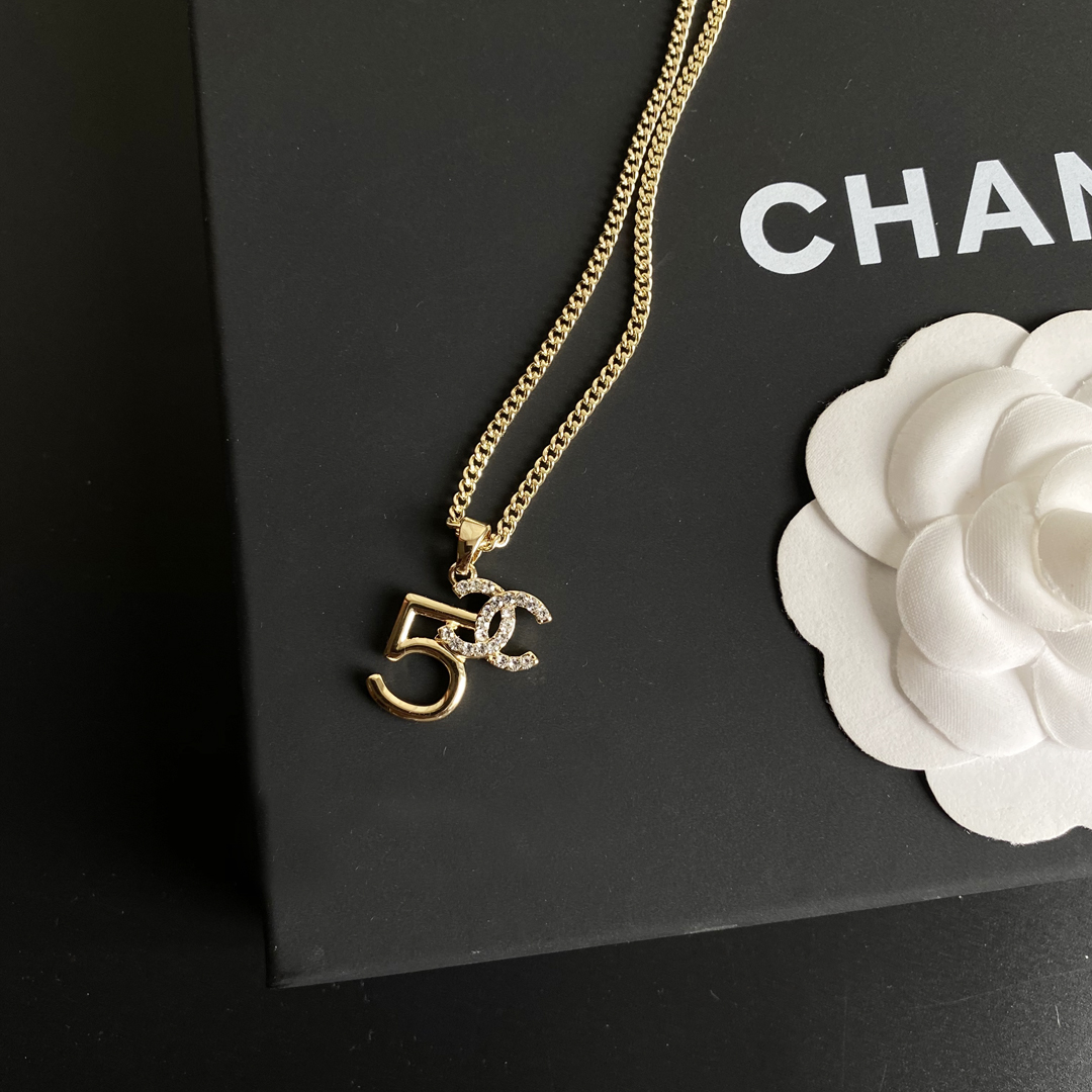 B196  Chanel necklace 108345