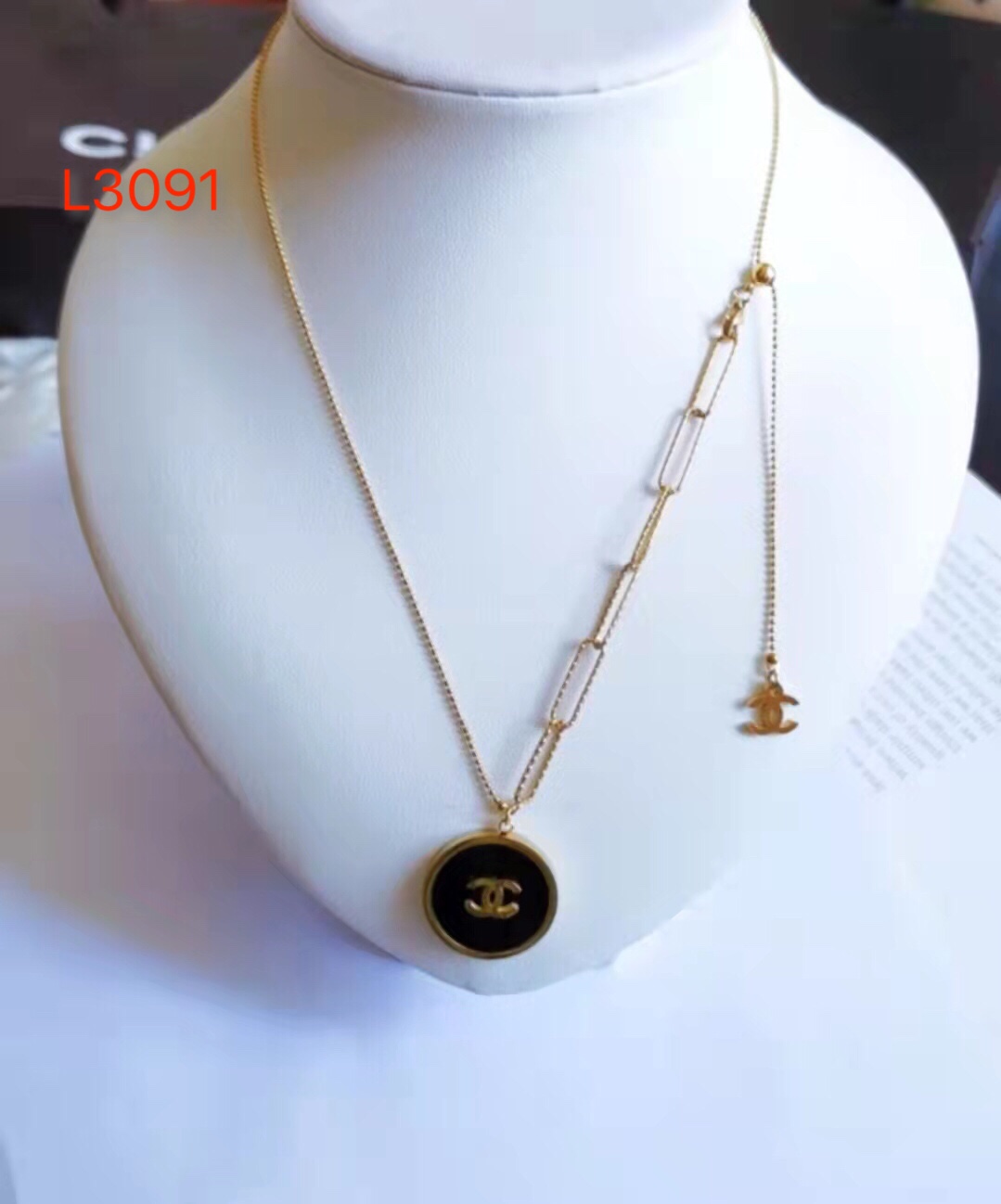 Chanel necklace 108427
