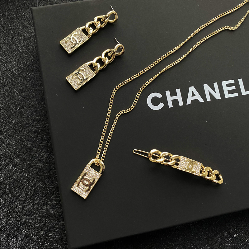 B066 Chanel necklace 104742