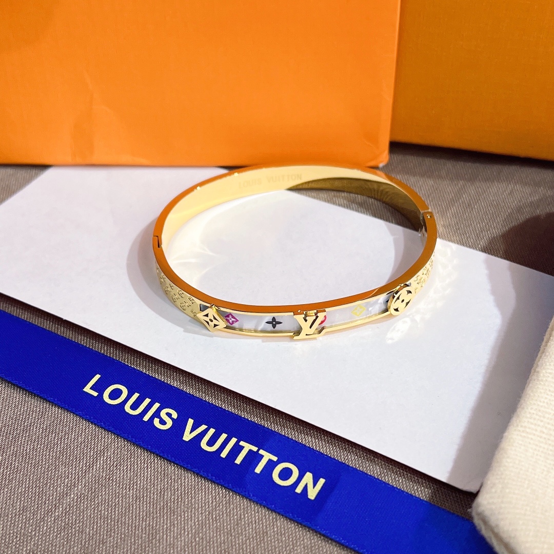 S290     LV bracelet 108586