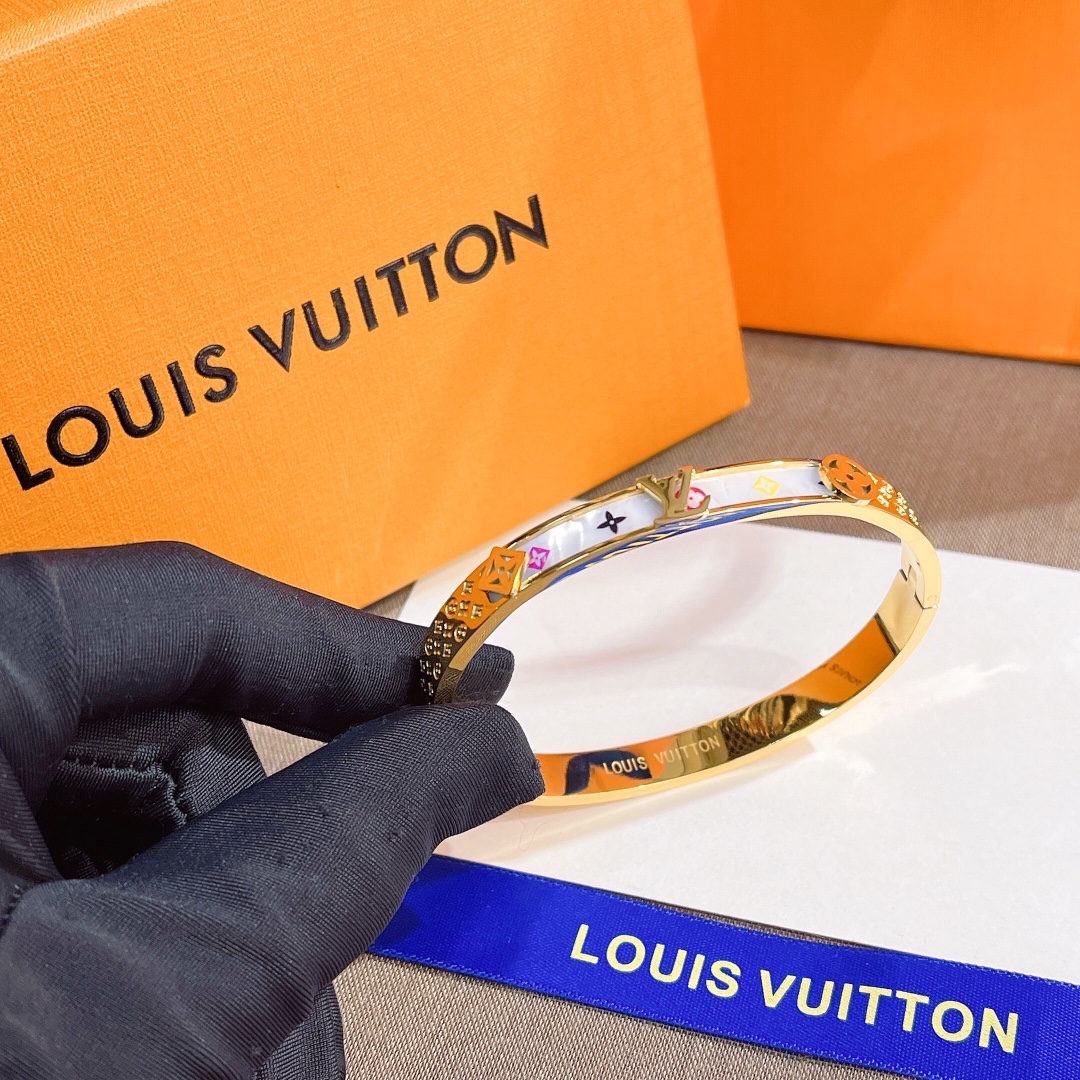 S290     LV bracelet 108586