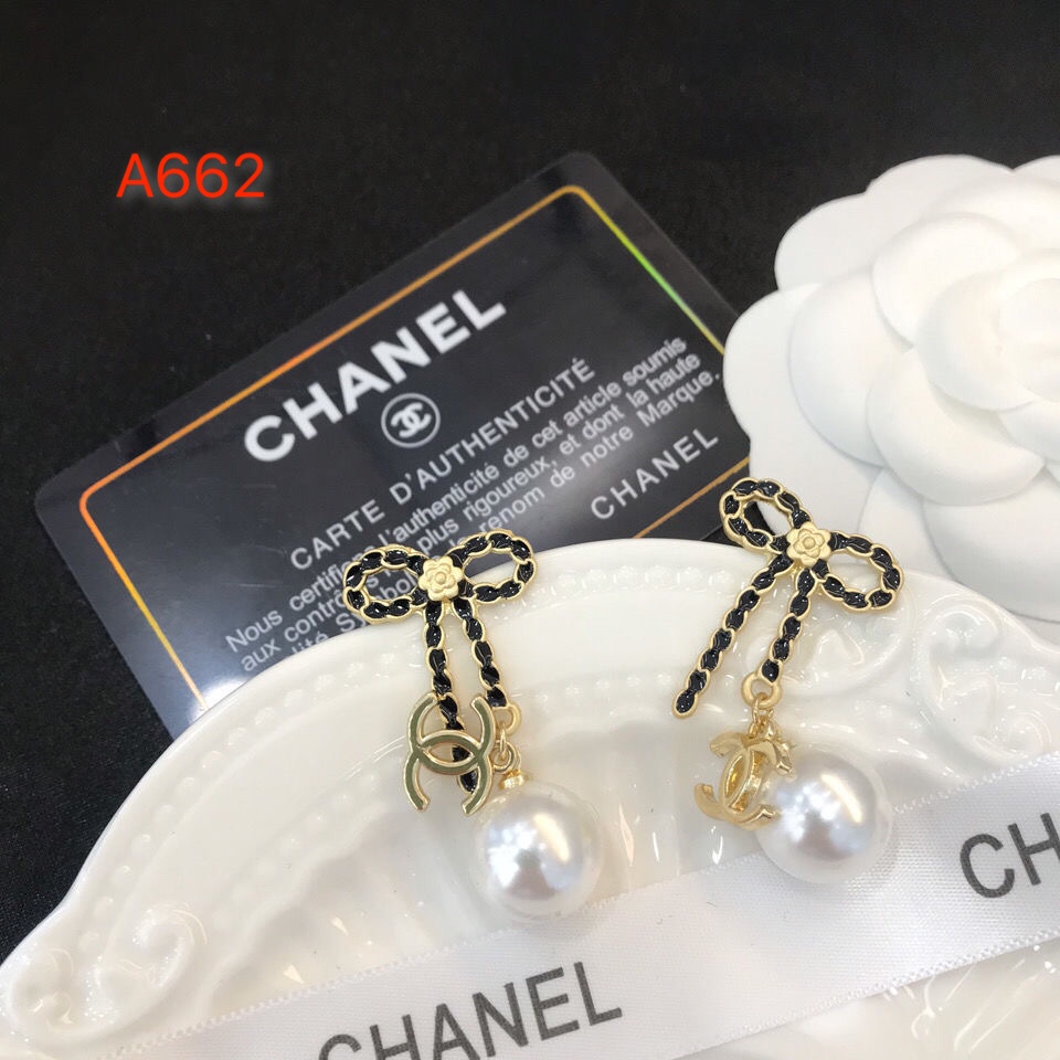 Chanel butterfly lambskin earring 108610