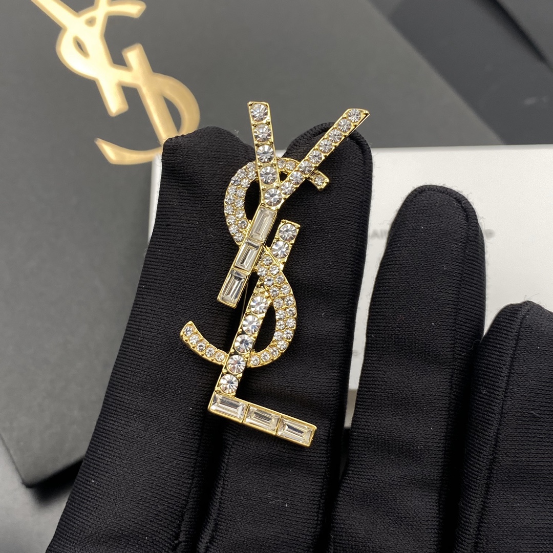 D140 YSL brooch 111801