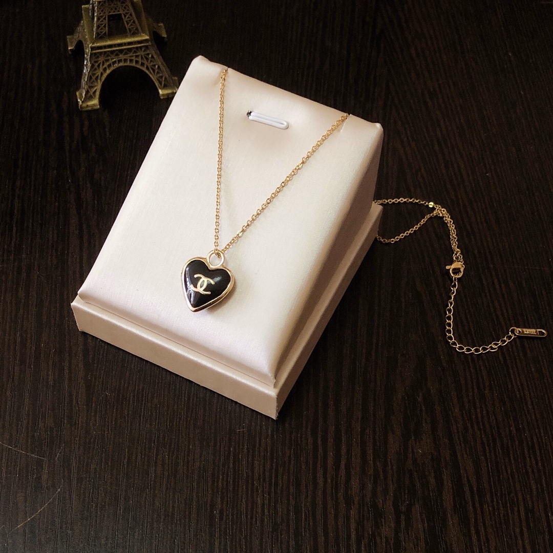 Chanel necklace 108811