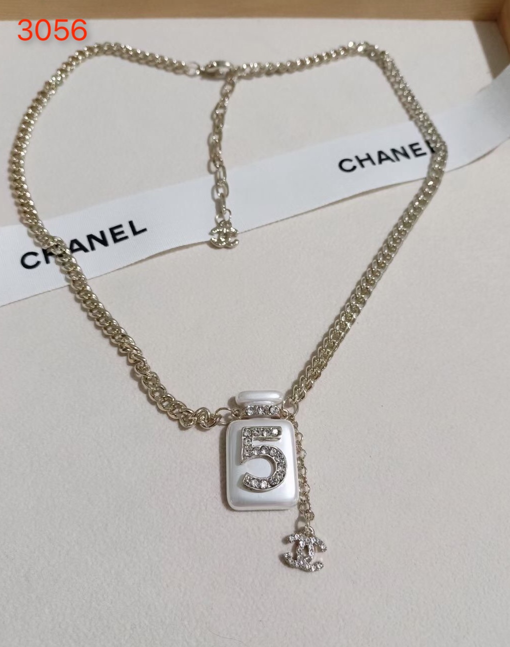 white/black Chanel necklace 108827