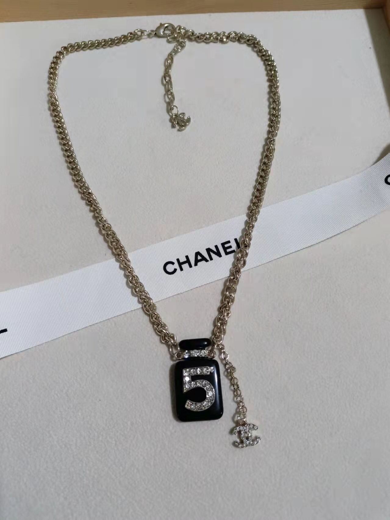 white/black Chanel necklace 108827