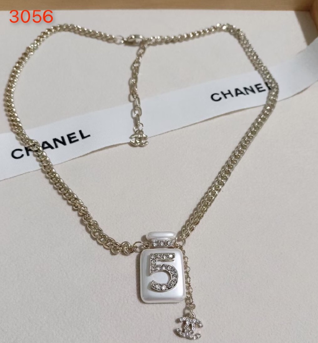 white/black Chanel necklace 108827