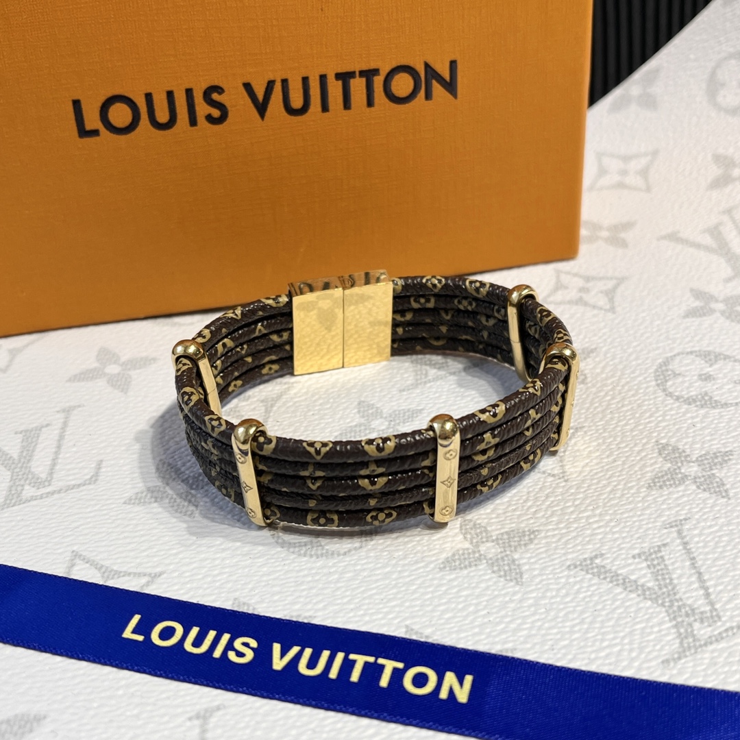 S305 LV leather bracelet 108743