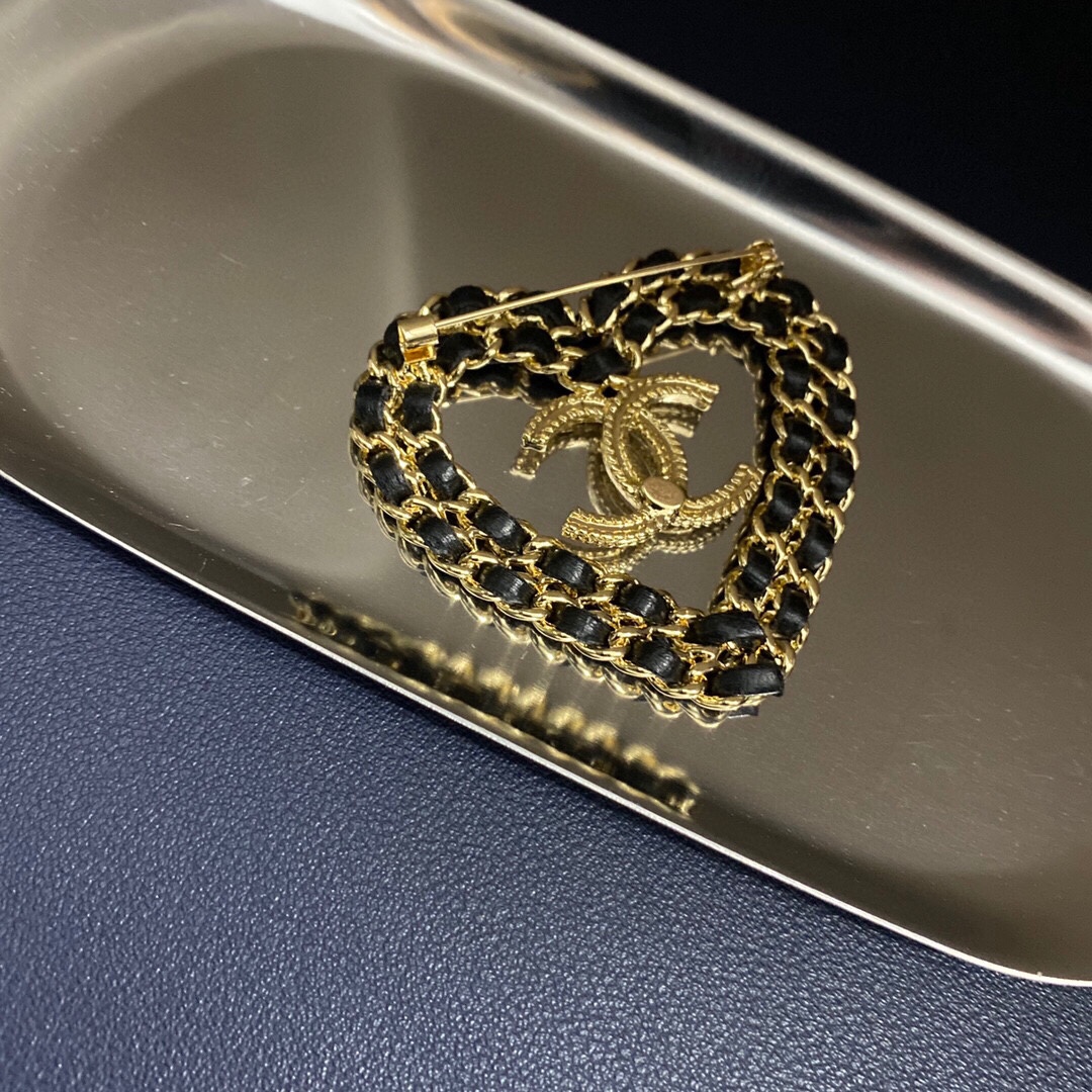 Chanel brooch 108738