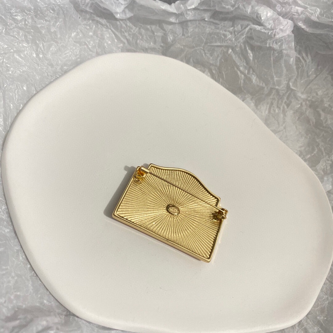 Chanel brooch 108729