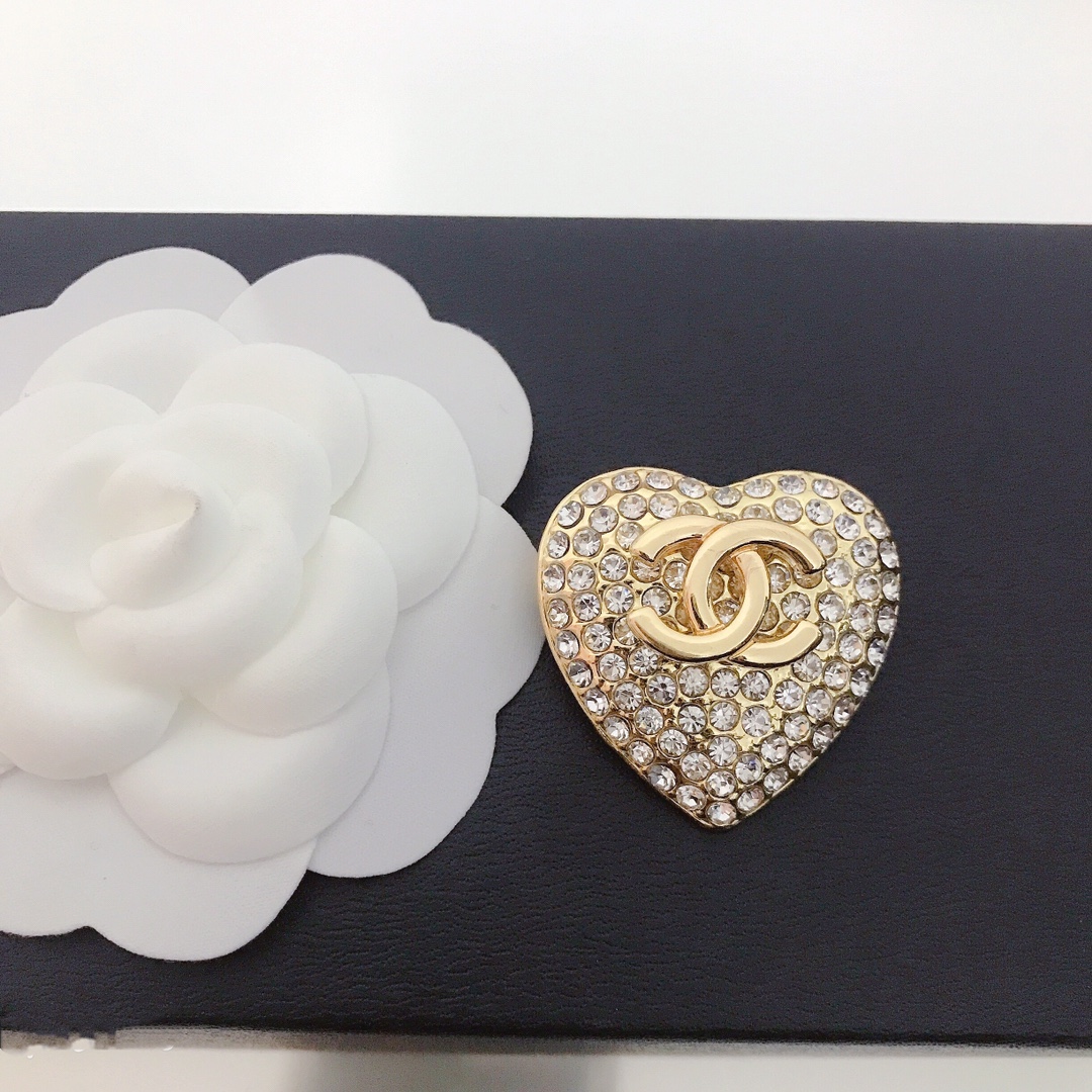 gold Chanel brooch 108719