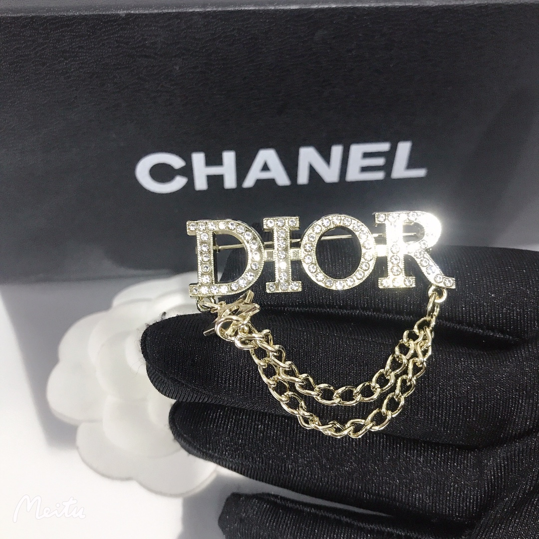 yellow gold dior brooch 108718