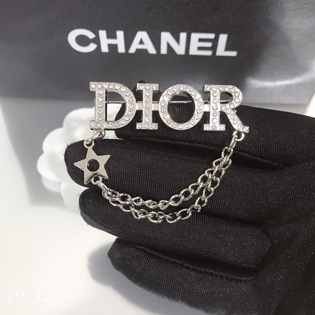 yellow gold dior brooch 108718