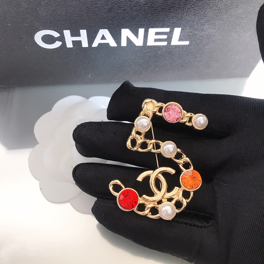 Chanel brooch 108707