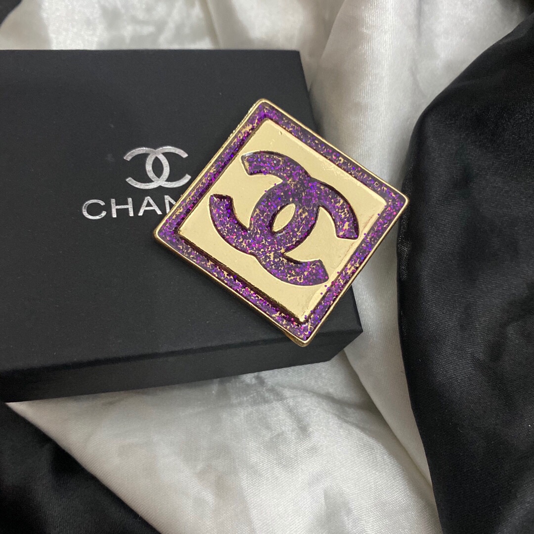 Chanel brooch 108697