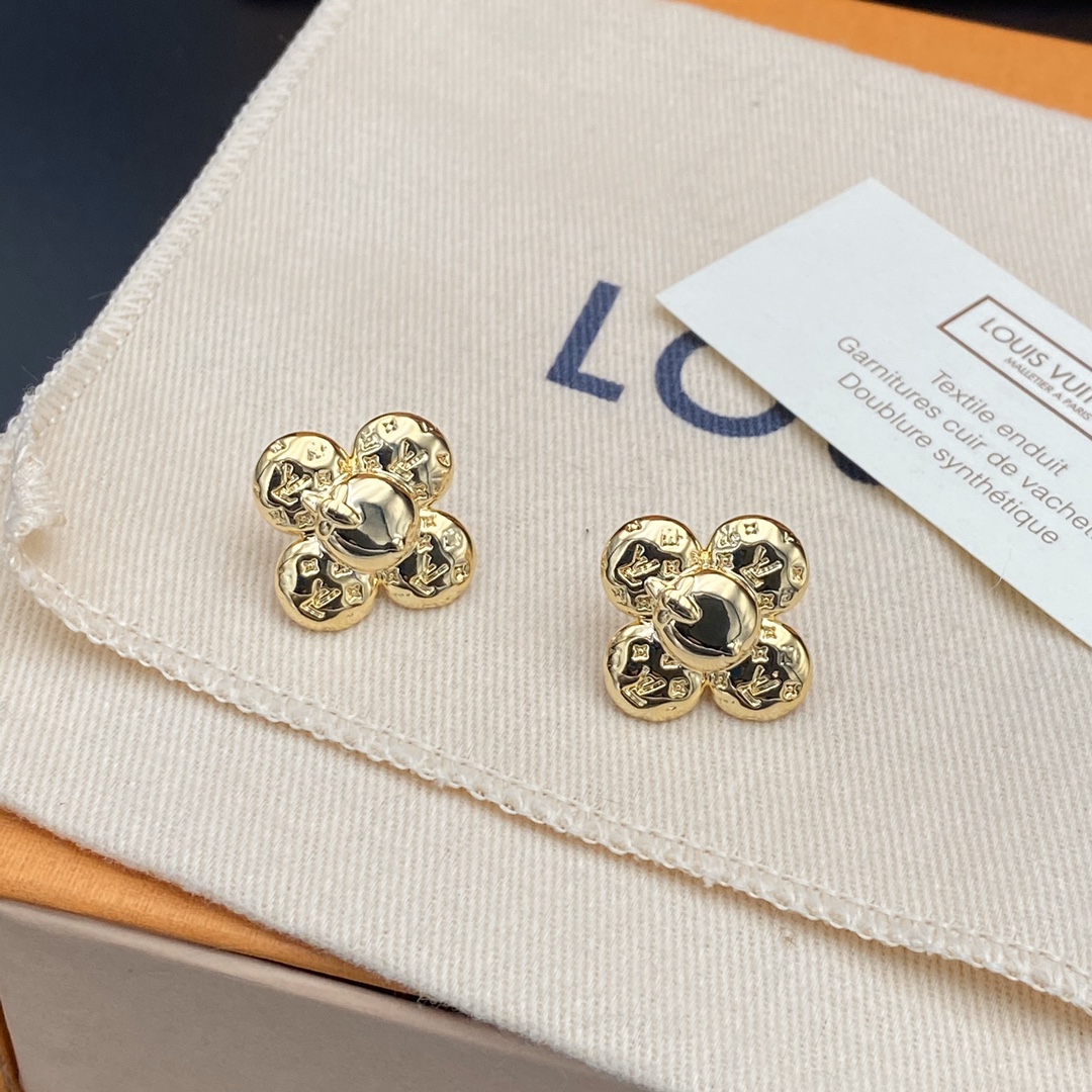 A888/A889 LV earrings 108879