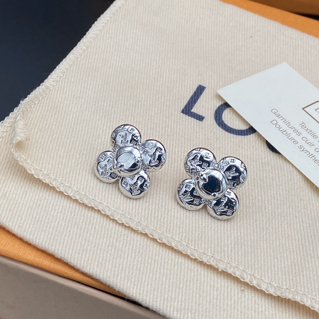 A888/A889 LV earrings 108879