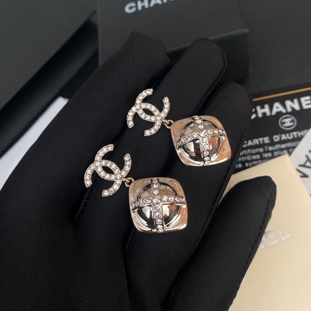 A808 Chanel earrings 107102