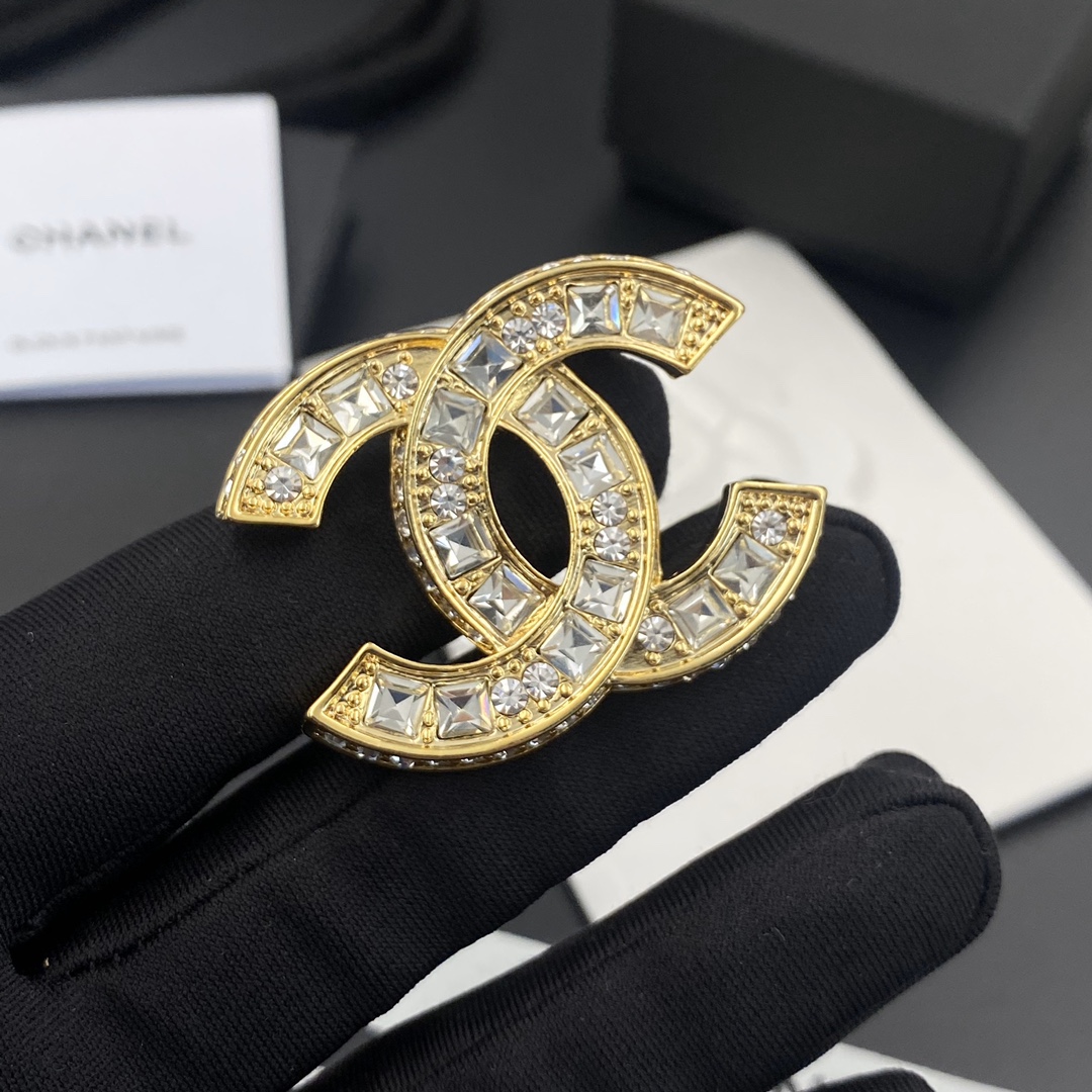 C018  Chanel brooch 109120