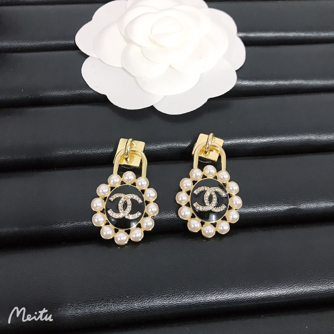 Chanel earrings 109003