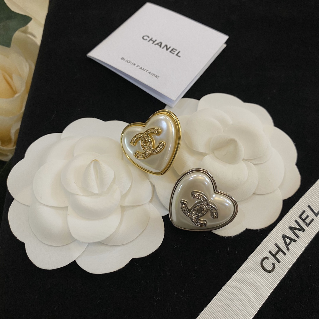 C035/C198  Chanel mini brooch 109061