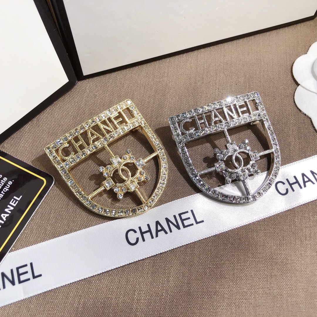 D061 Chanel brooch styleinspiration 109161