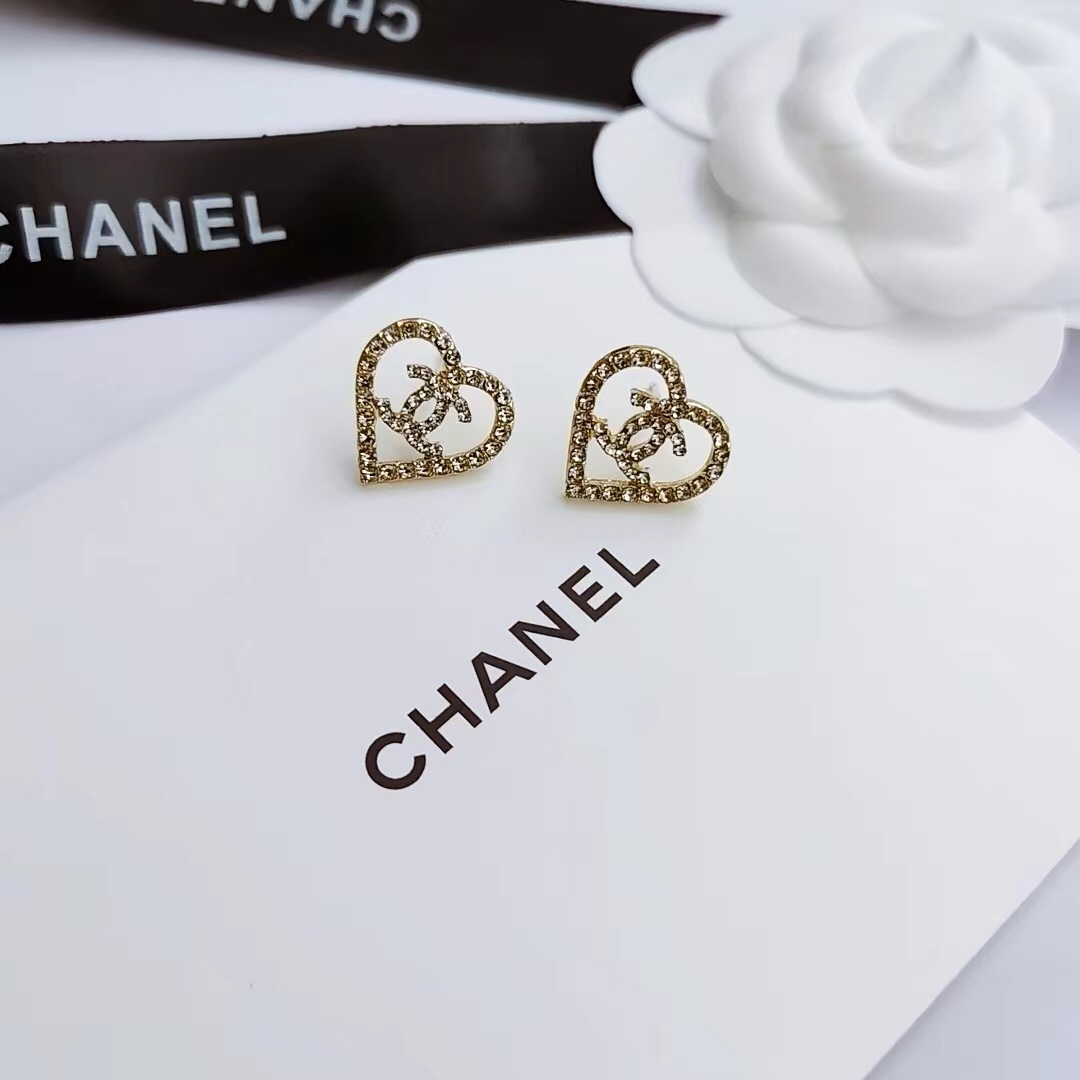 Chanel streetstyle earrings hollow heart 109158