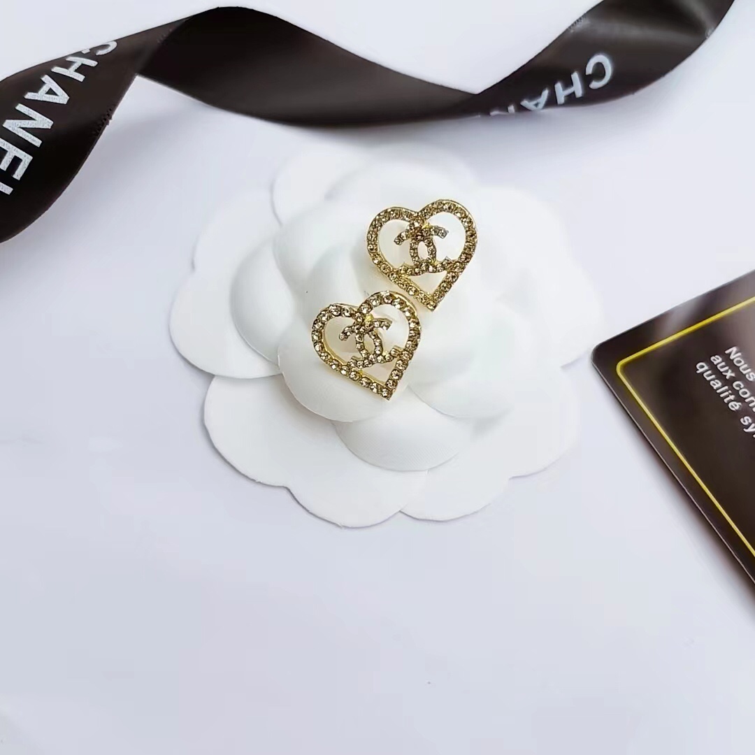 Chanel streetstyle earrings hollow heart 109158