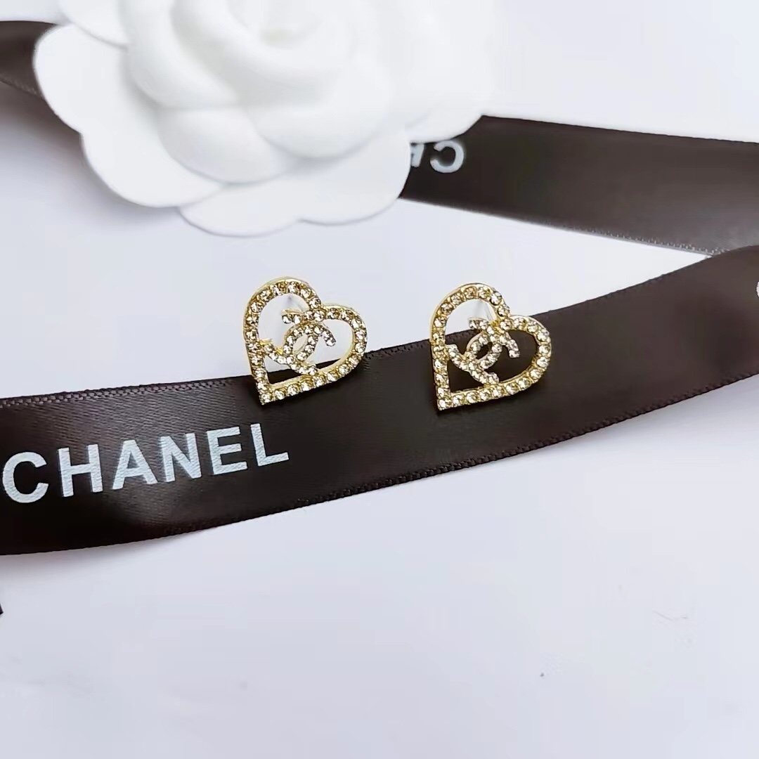 Chanel streetstyle earrings hollow heart 109158
