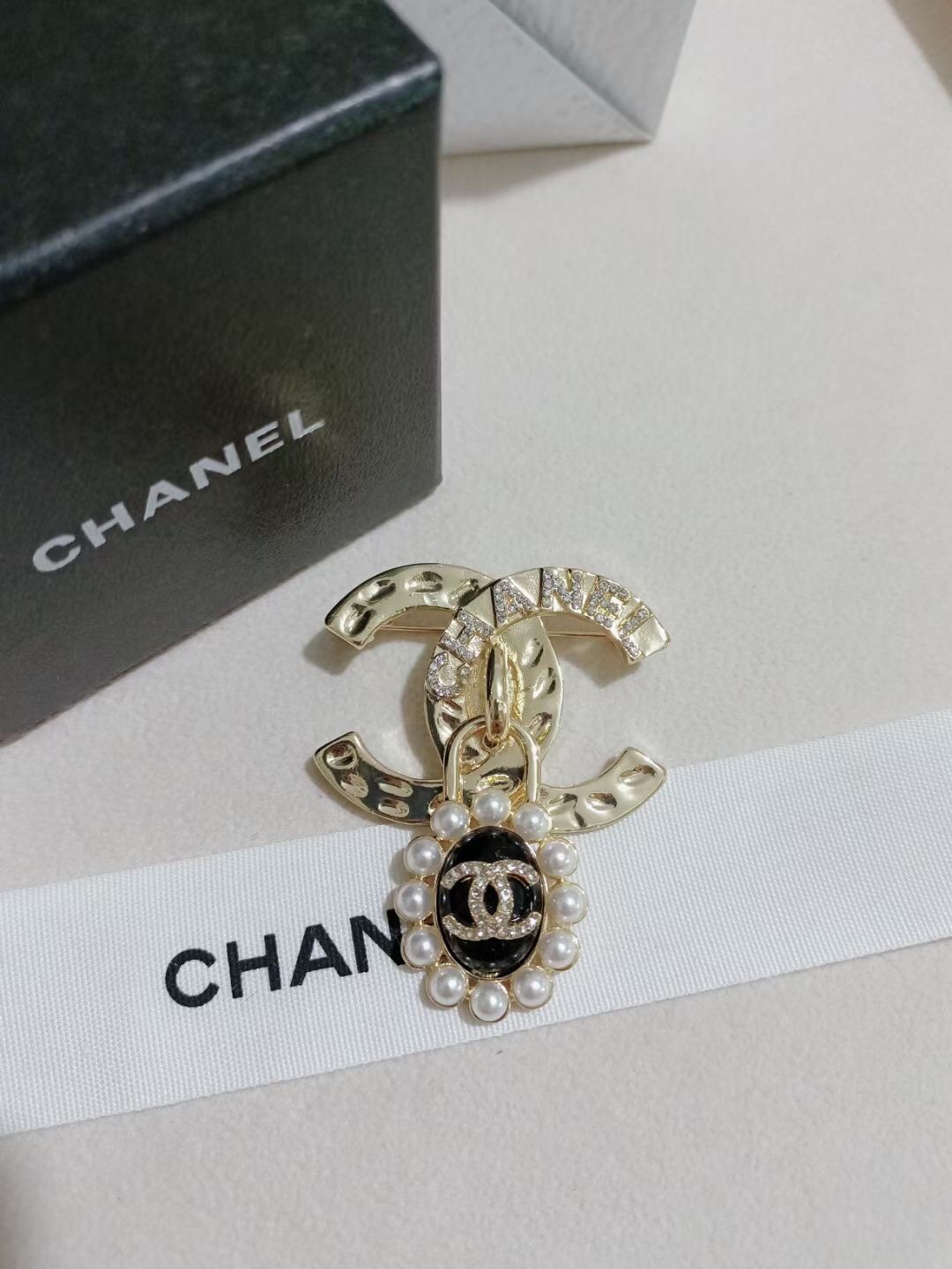 Chanel brooch 109146