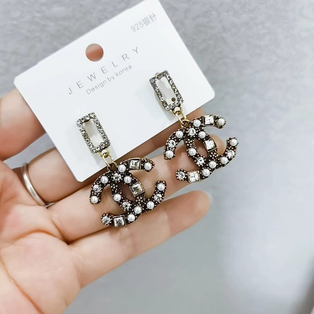 Chanel black crystal earrings cc 109144