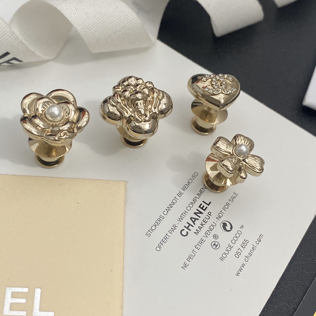 C051 Chanel mini brooches 4pcs in 1 set 109355