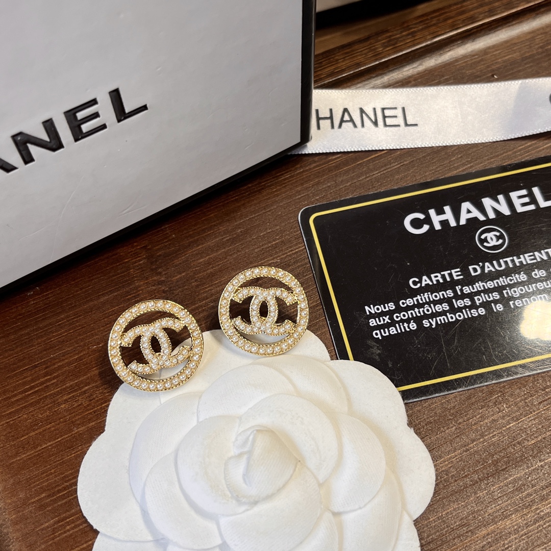 A003  Chanel pearls earrings