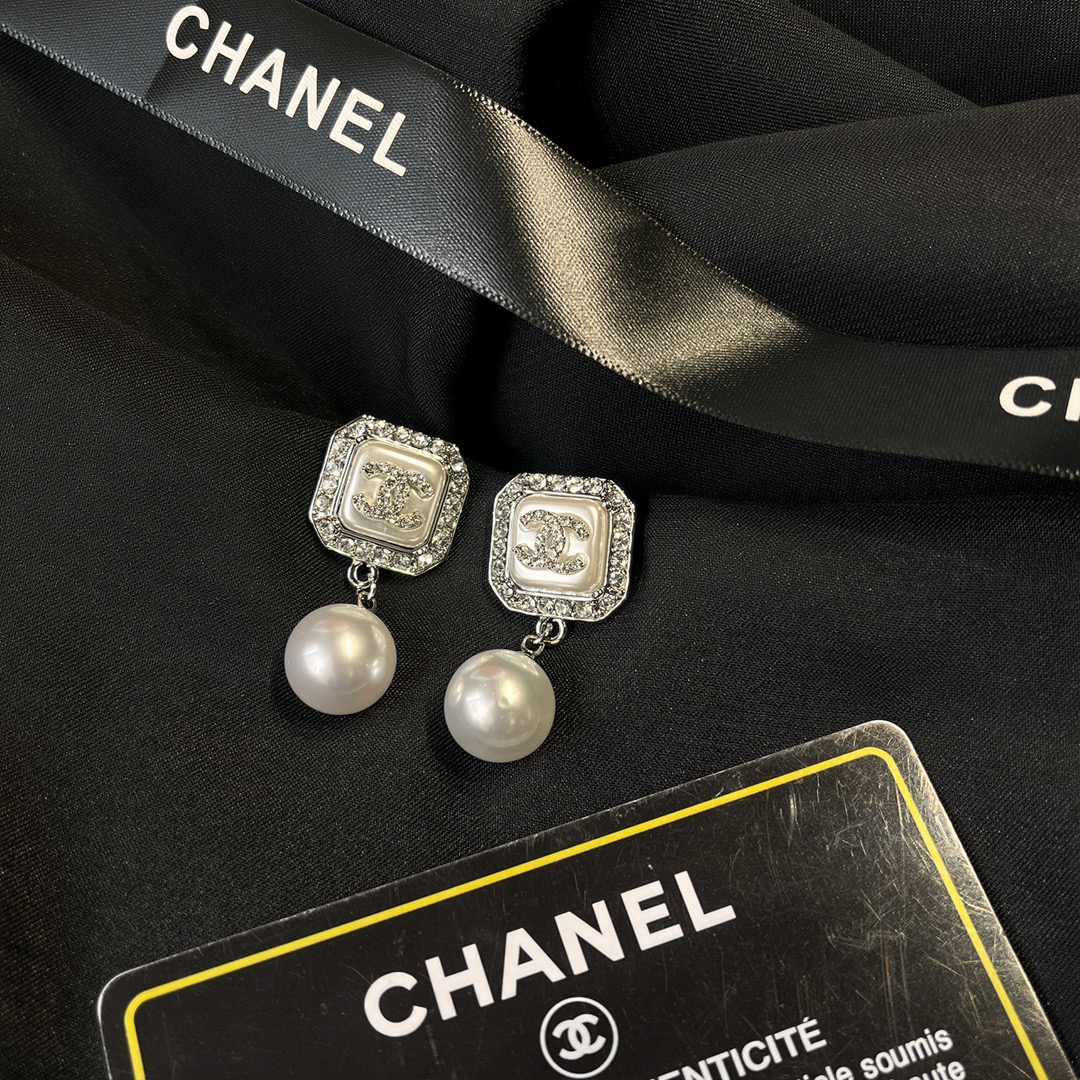 A743  Chanel earrings