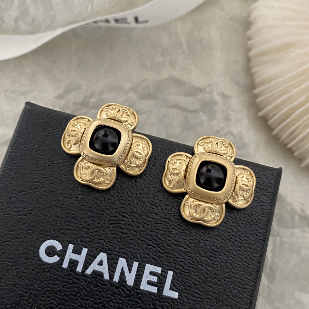 A969 Chanel vintage gold cross earrings