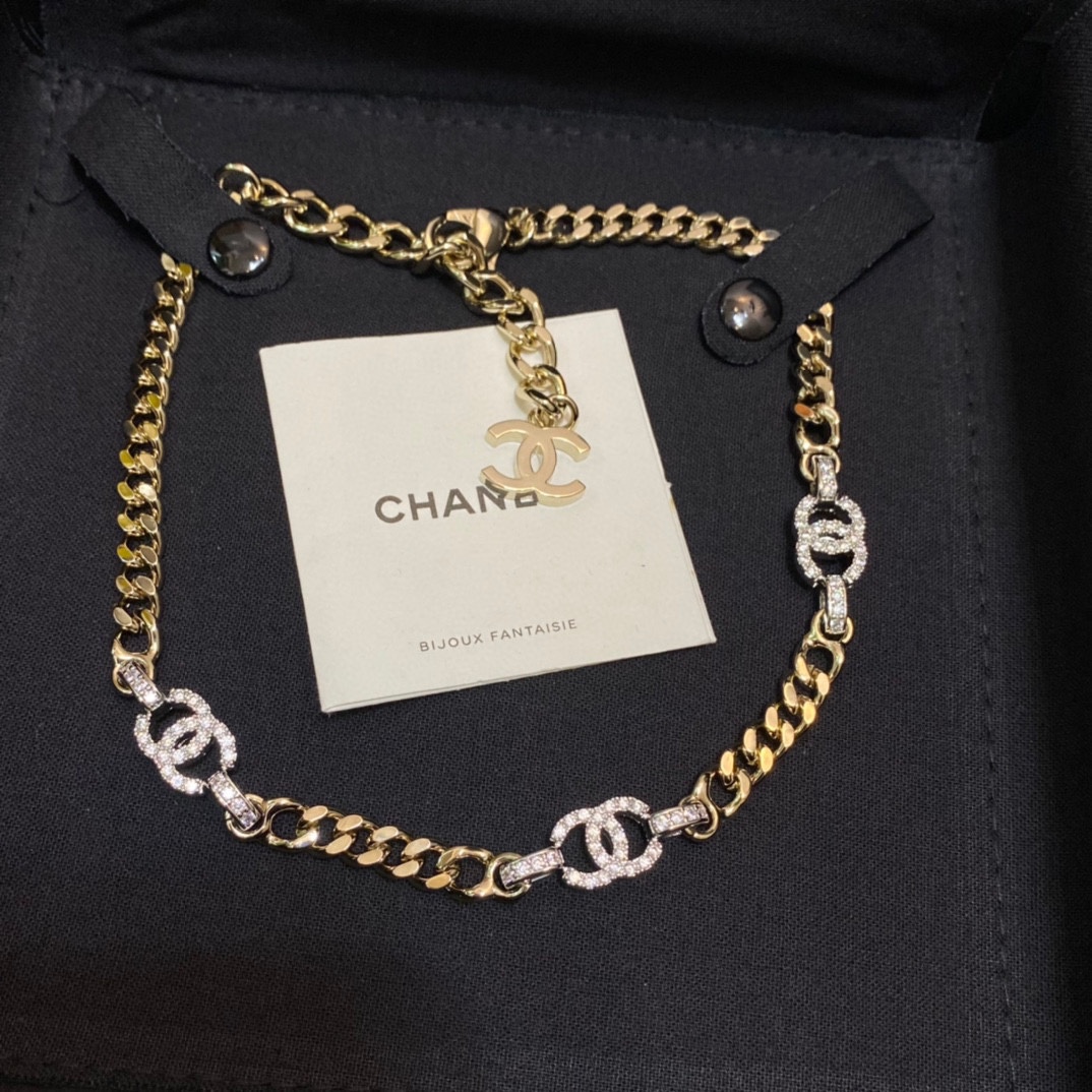 B392  Chanel choker necklace