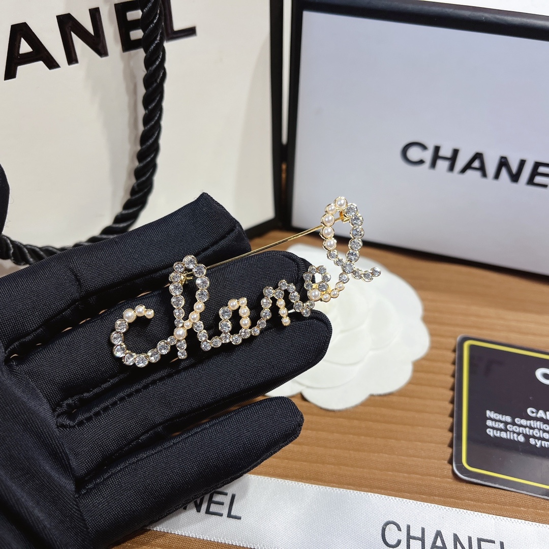 D073 Chanel brooch 109625