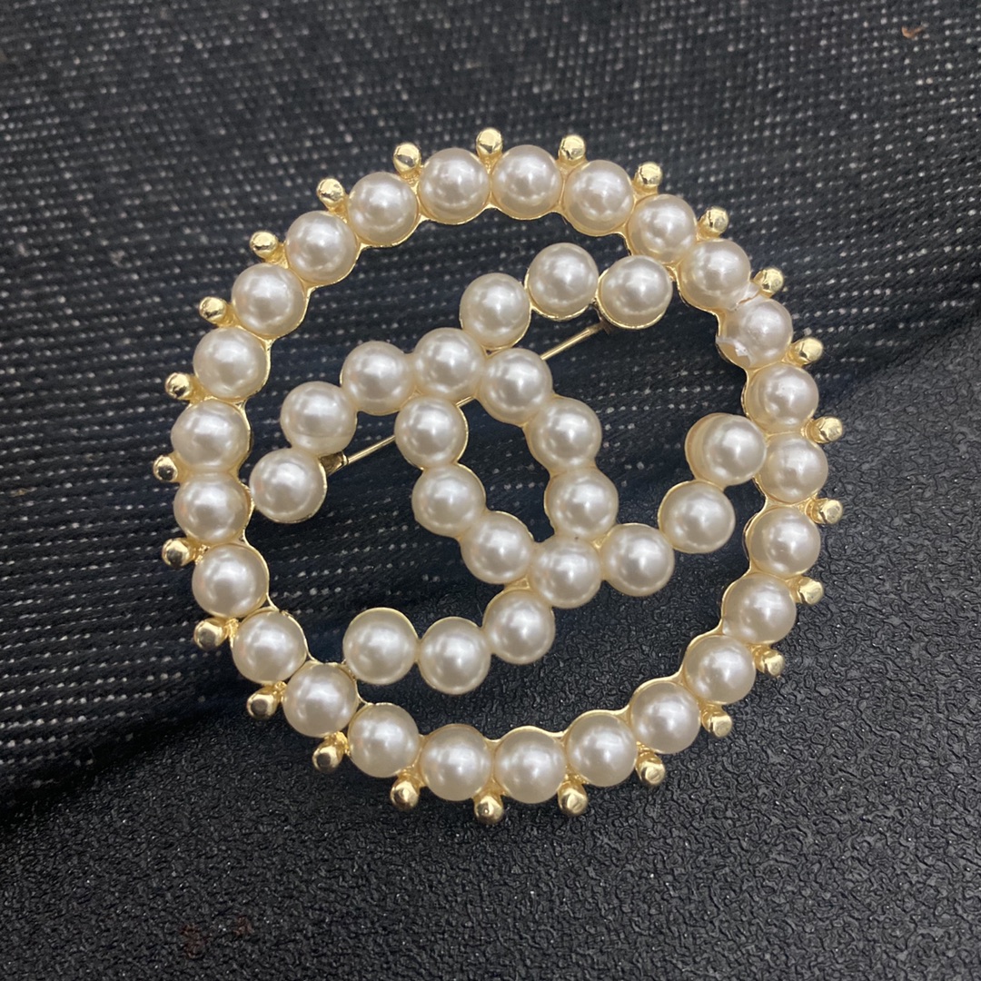 Chanel pearls brooch 109642