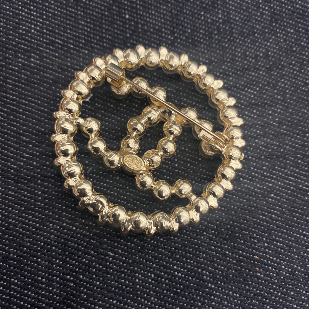 Chanel pearls brooch 109642