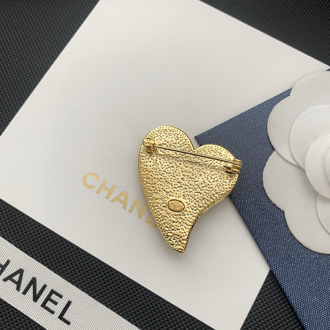 C013  Chanel brooch 109663