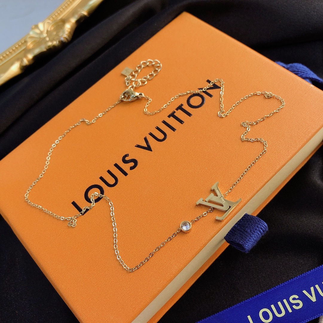 X196   LV necklace 109765