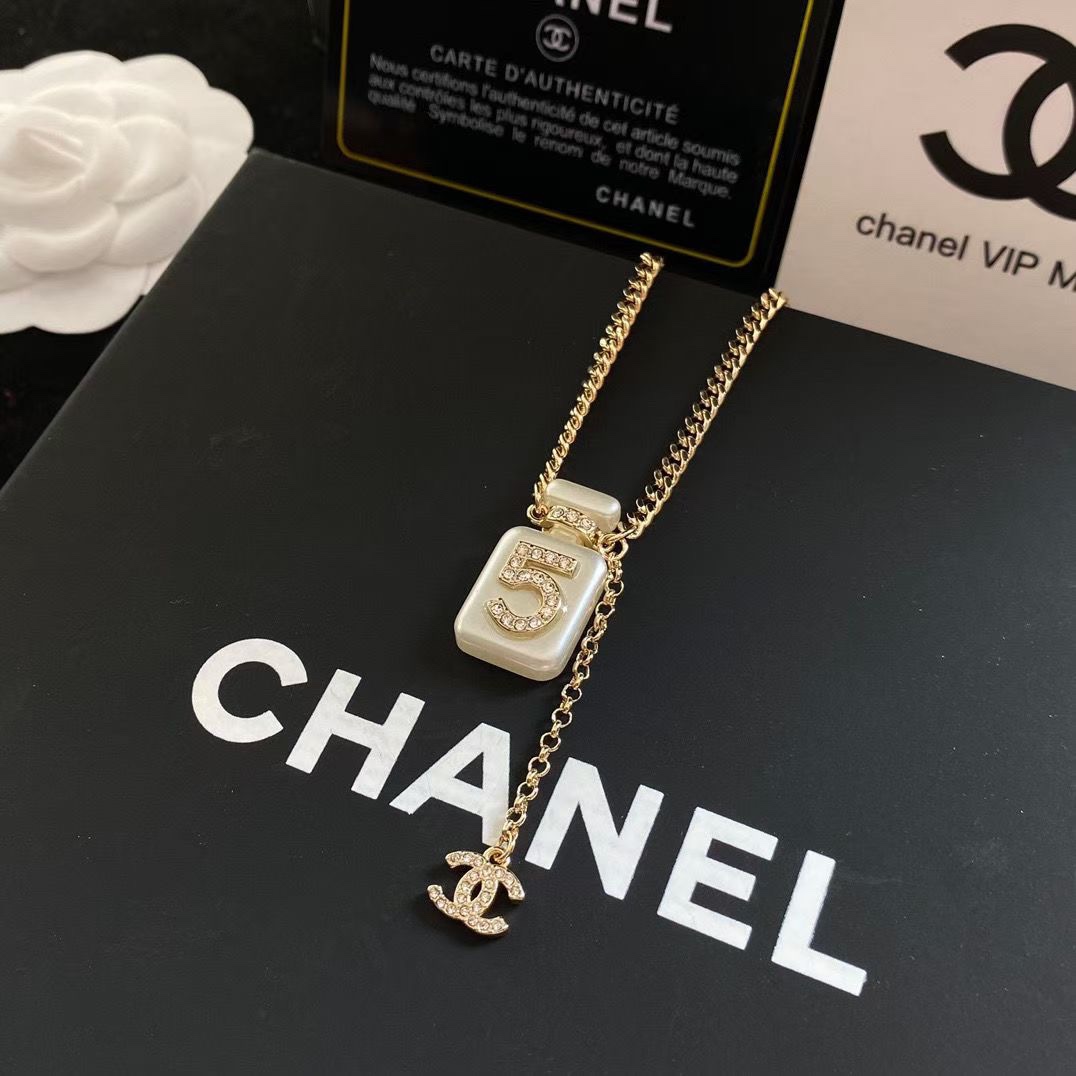 B334  Chanel necklace 109836