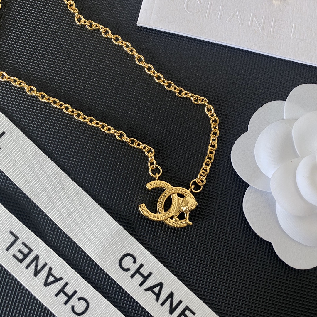 B380  Chanel necklace 109825