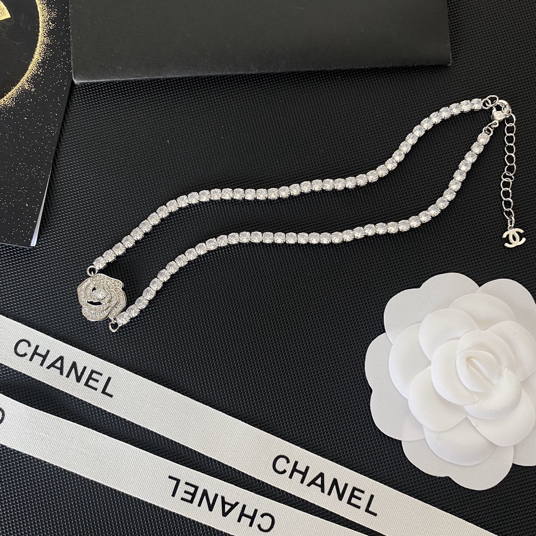 B379  Chanel camellia necklace 109824