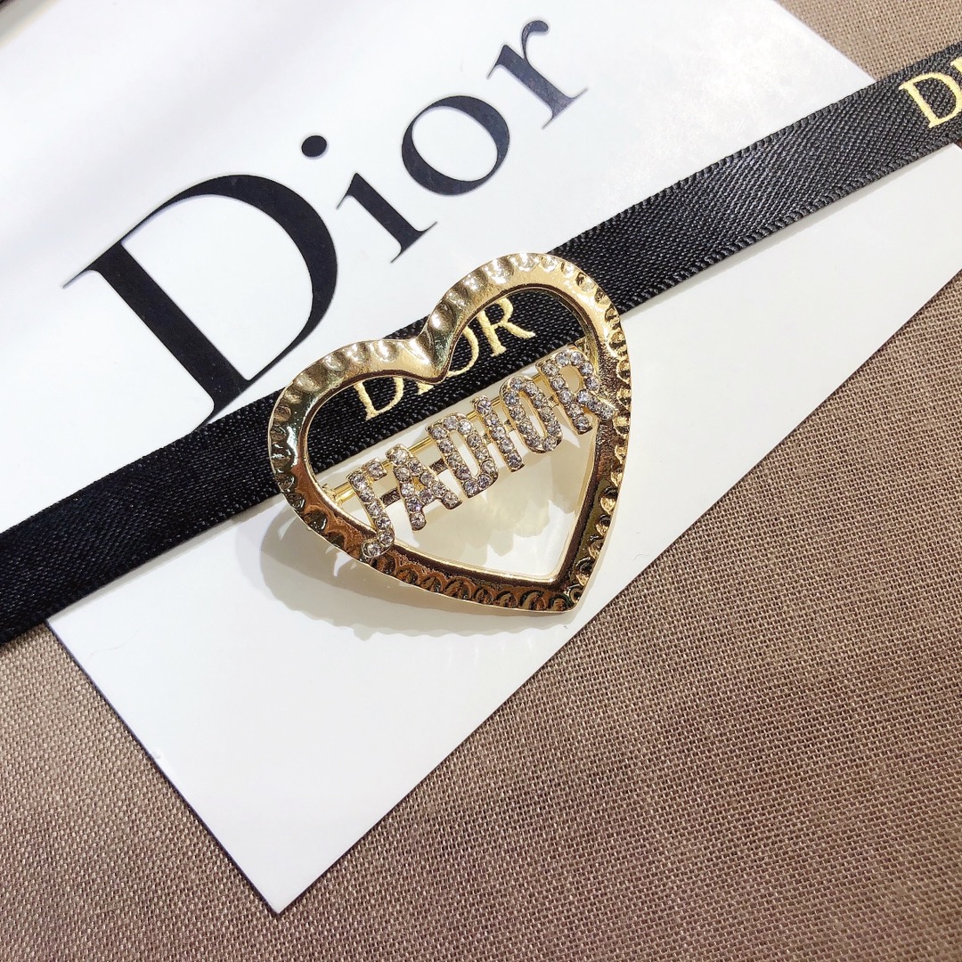D049  Dior brooch 110062