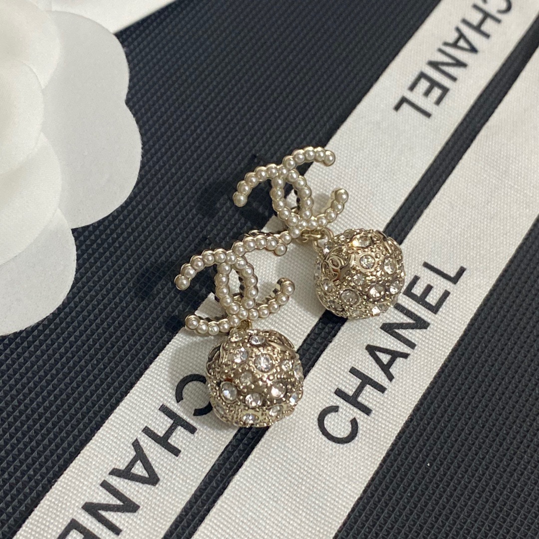 A1069 Chanel earrings
