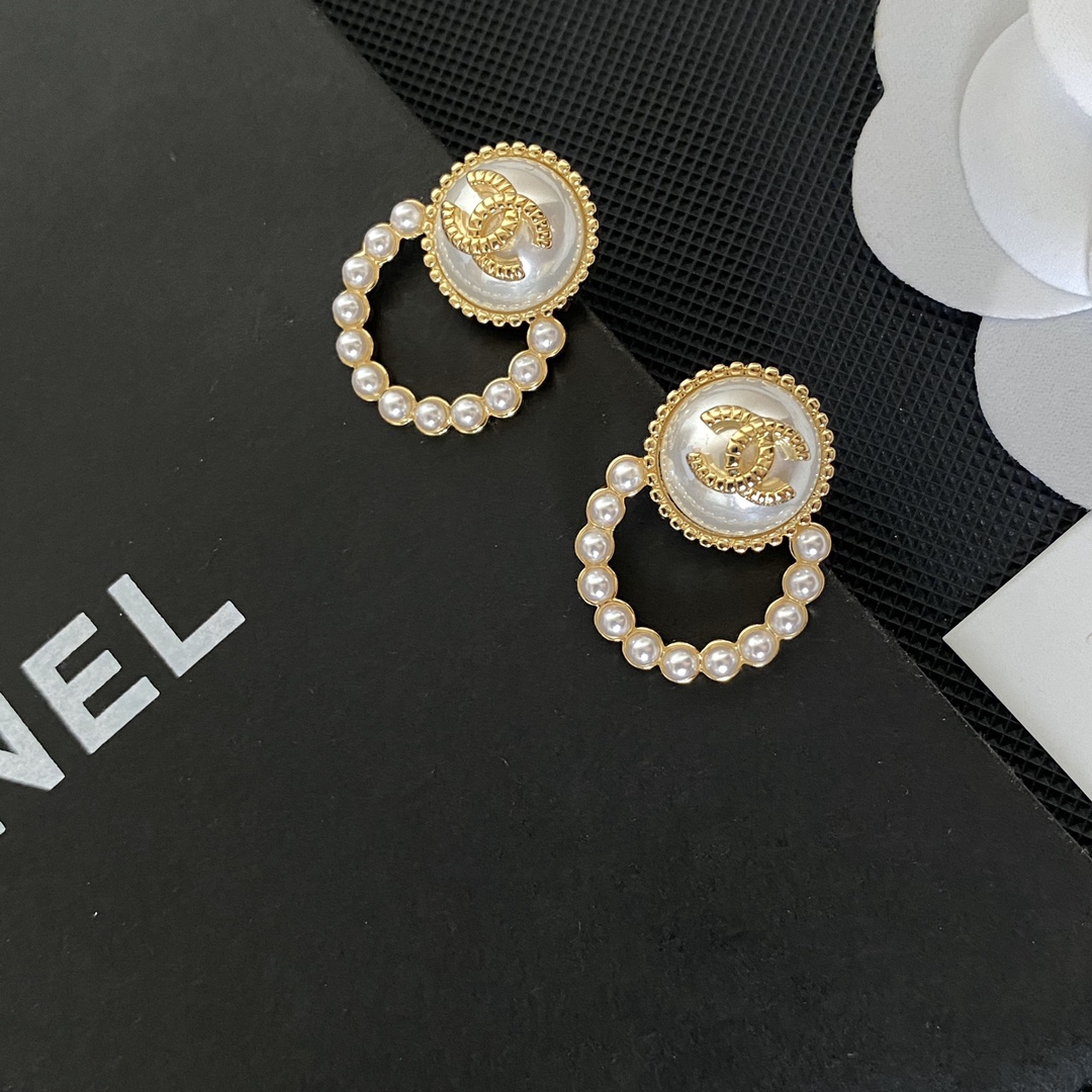 A278 Chanel pearls earrings