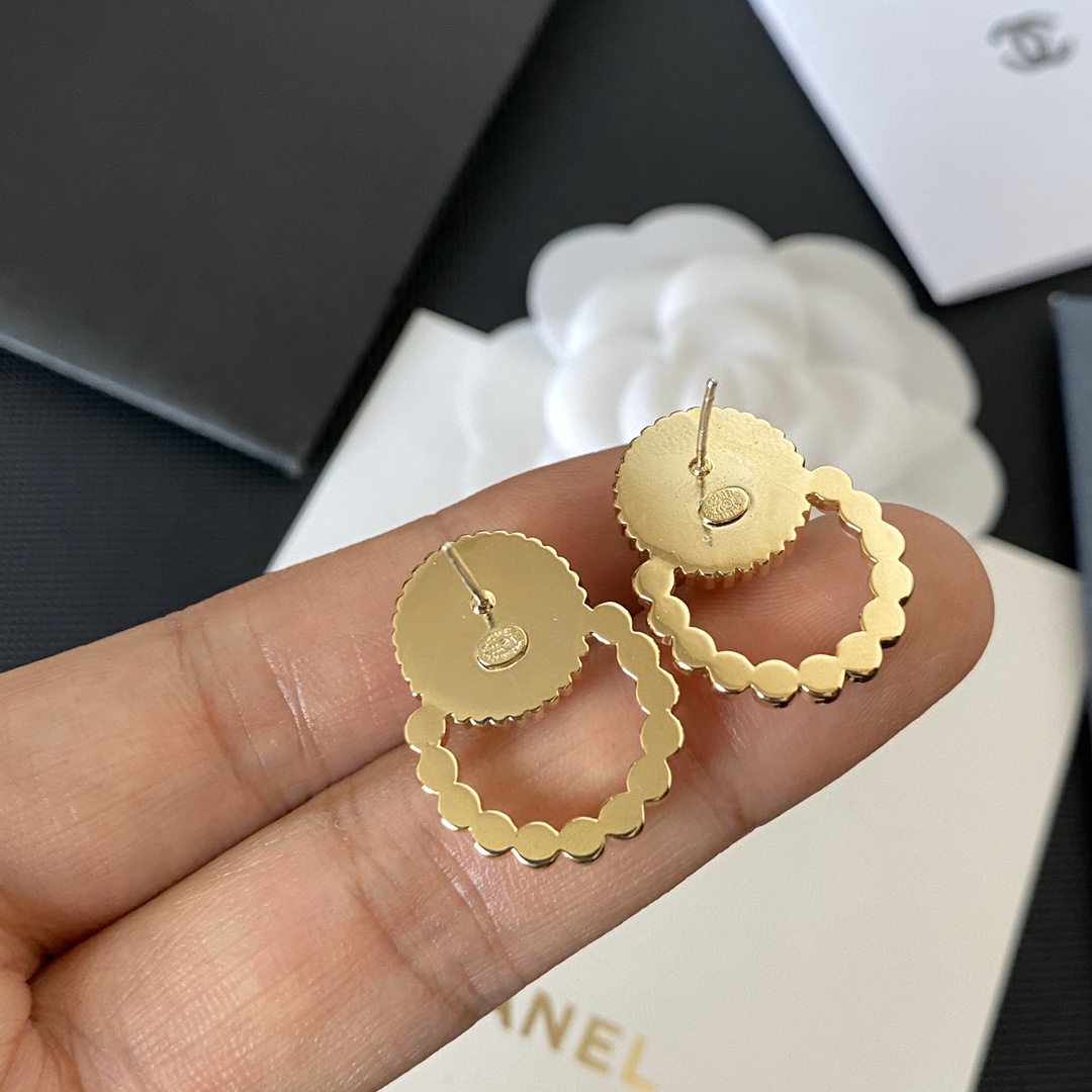 A278 Chanel pearls earrings