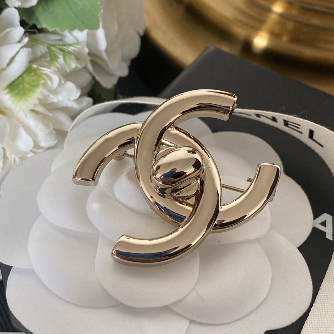 C025 Chanel brooch