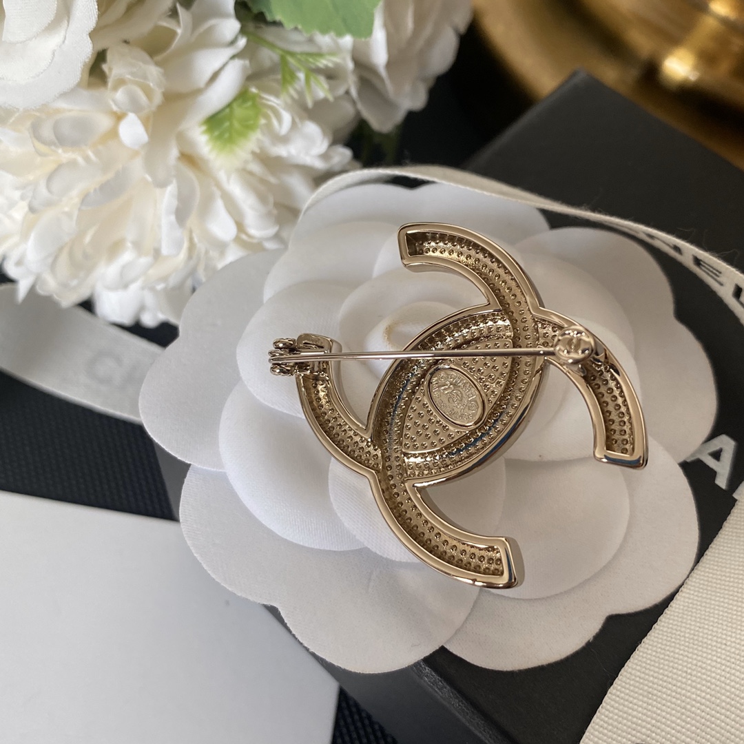 C025 Chanel brooch